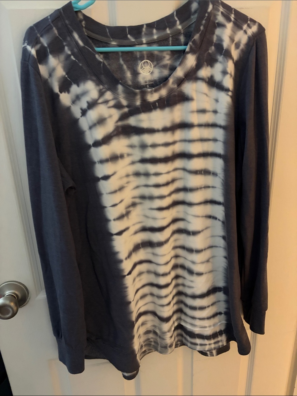 Te Verde Gray & White Tie-Dye Long Sleeve Crewneck